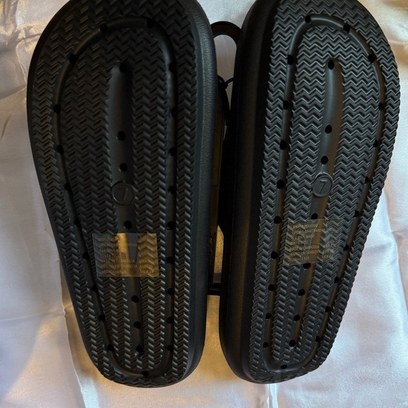 No Boundaries Black Slide Sandals - Picture 2 of 2
